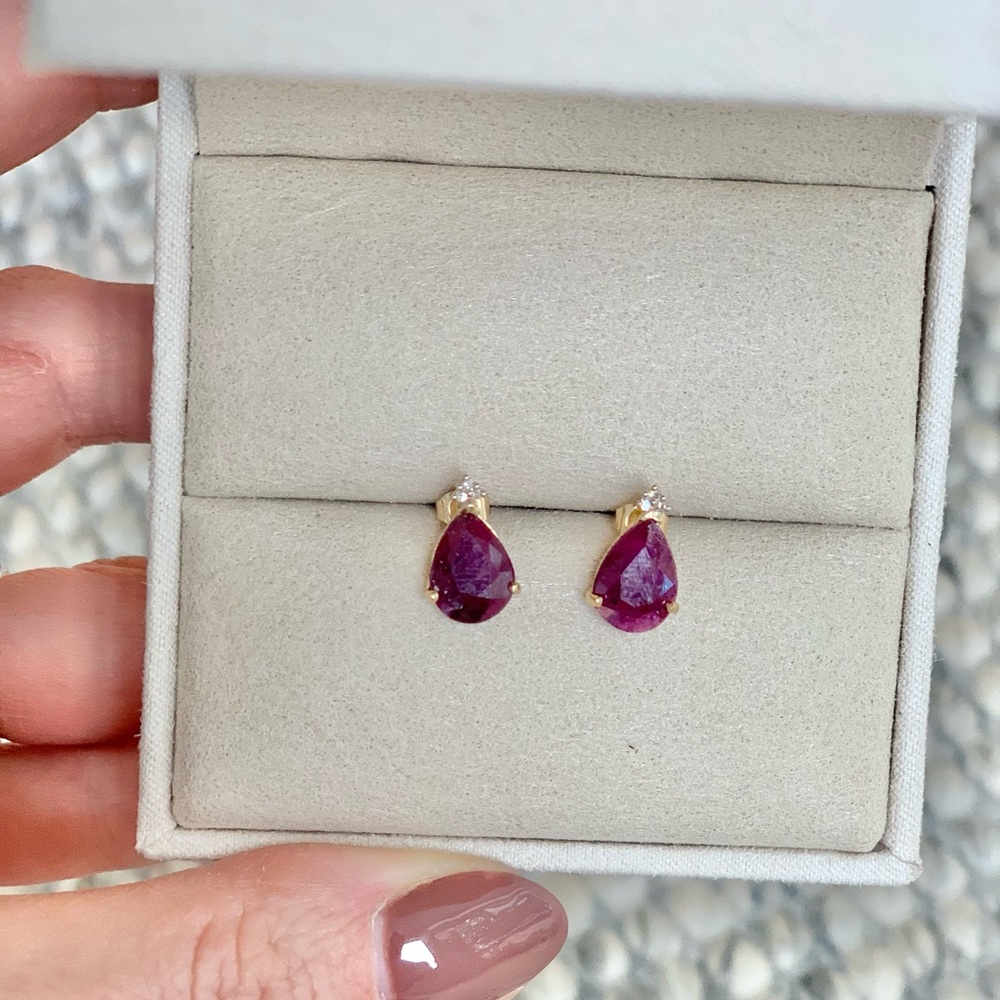 Gold ruby earrings 6 Carats